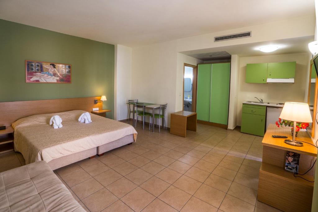 Athina Beach Hotel - 2