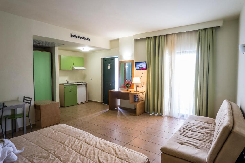 Athina Beach Hotel - 1