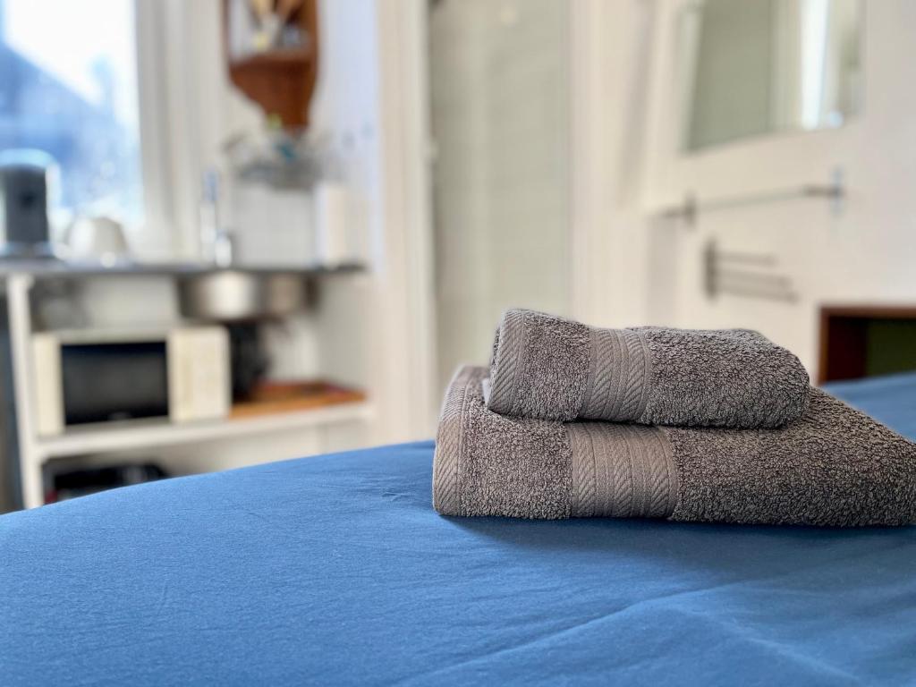 uma pilha de toalhas sentadas em cima de uma cama em HYPERCENTRE VESLE - Studette 1 em Reims
