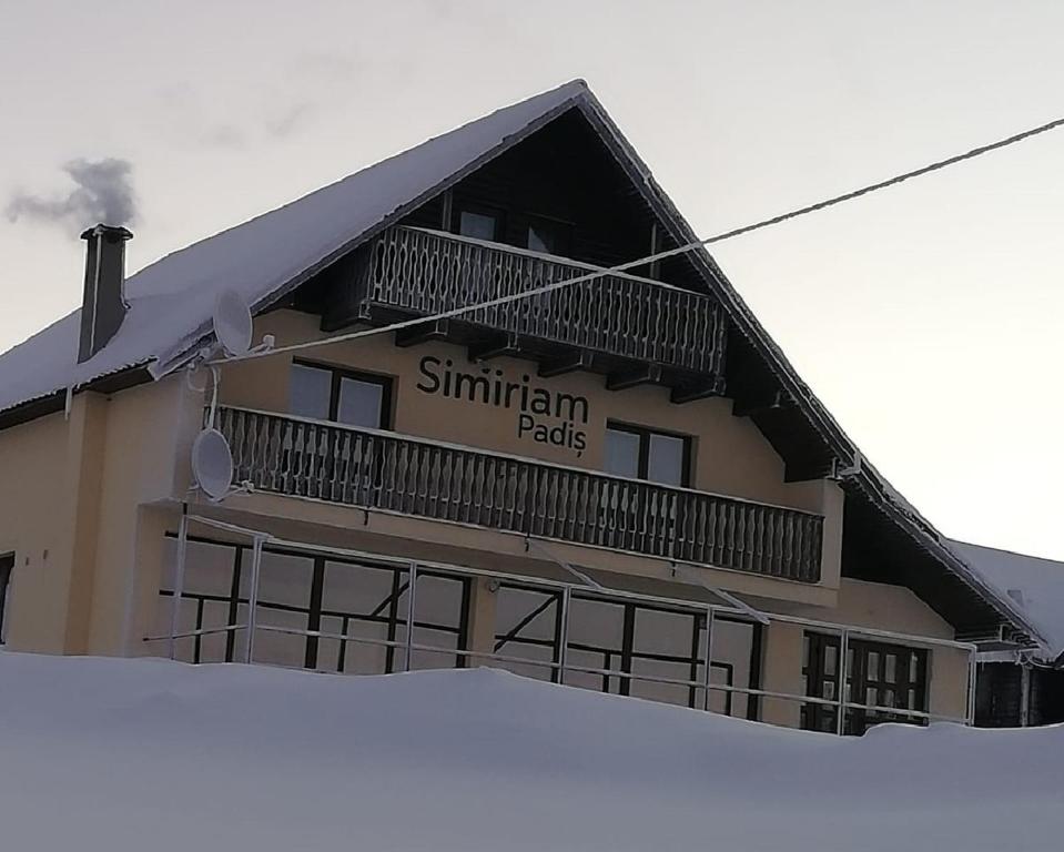 un edificio con un cartel que lee parque Shinimitsu en Pensiunea Simiriam Apuseni, Padis, en Padis