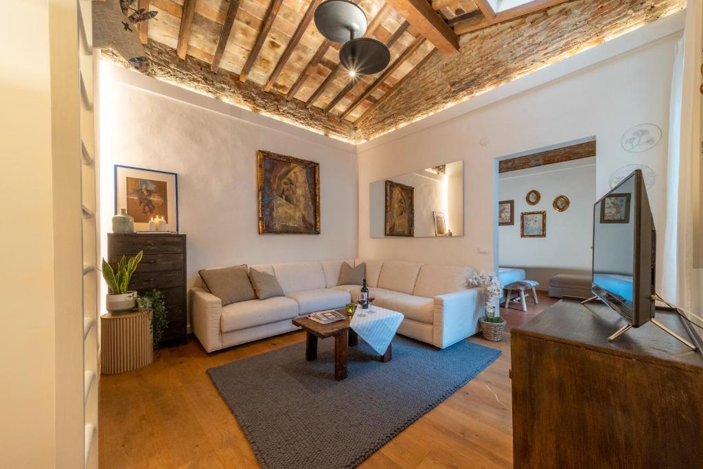 a living room with a couch and a tv at Urban Retreat in Florence