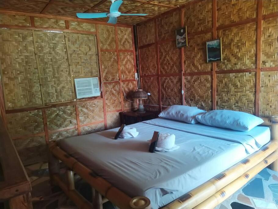 1 dormitorio con 1 cama en una pared de madera en Overview, en Loon