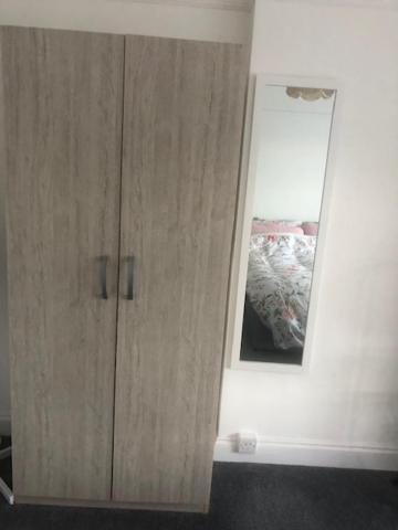 12 Minutes to Central London Kings Cross, 6 minutes walks to the train station - Free parking 3 bed 2 bath fully refurbished flat NO PARTY OR GATHERING ALLOWED - Apartamento De Tres Habitaciones