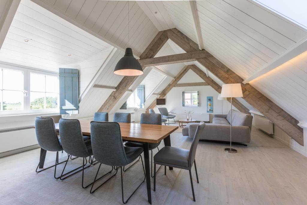 - une salle à manger avec une table et des chaises dans l'établissement Hello Zeeland - Vakantiehuis Brouwerijweg 43-4, à Domburg