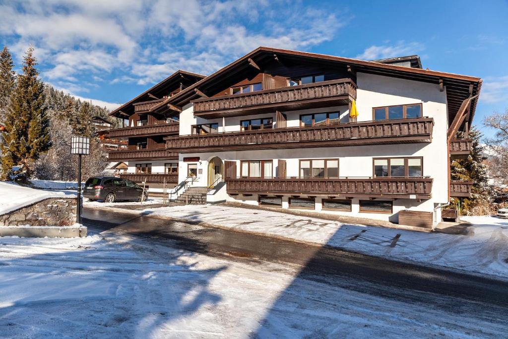 ein Haus im Schnee mit einem Fluss davor in der Unterkunft Haus Excelsior Top 13 in Seefeld in Tirol
