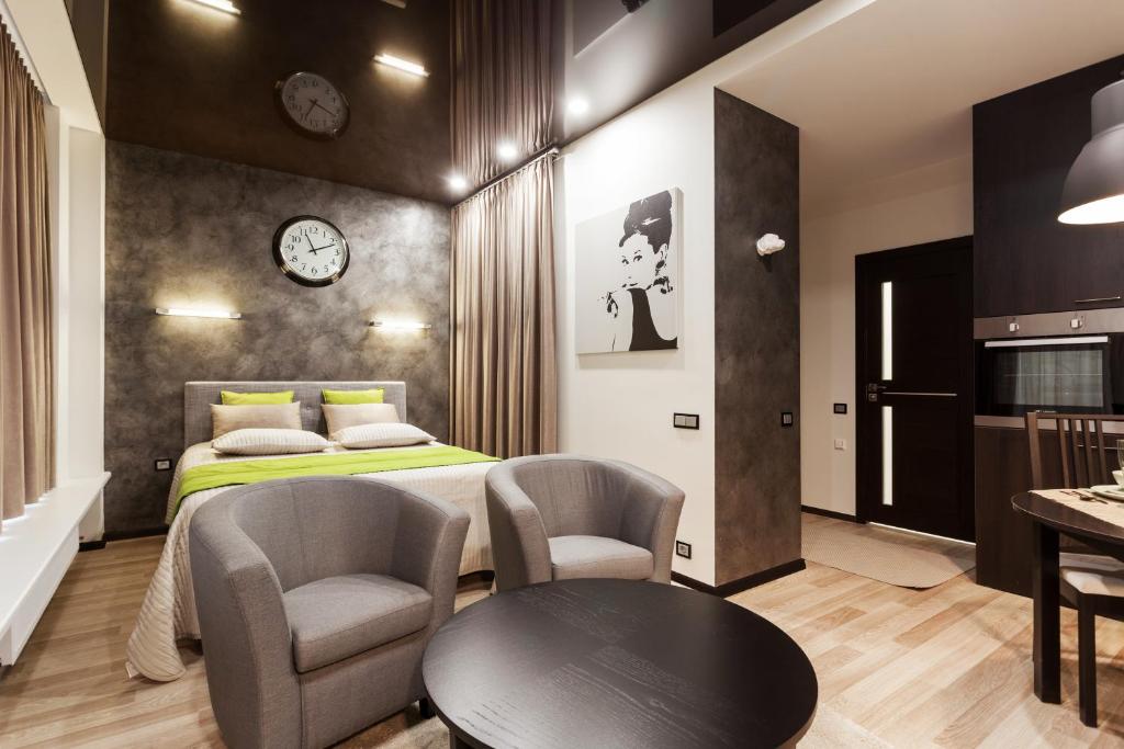 - une chambre avec un lit, une table et des chaises dans l'établissement Raugyklos apartamentai, à Vilnius