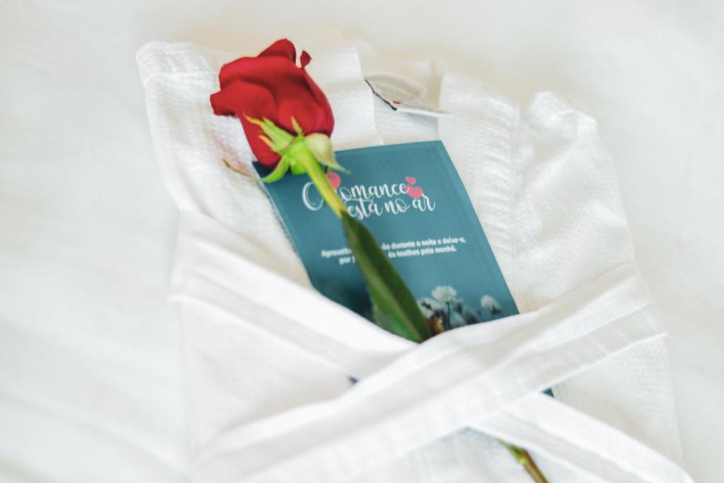 un libro sobre una flor roja en Blue Tree Premium Alphaville, en Barueri