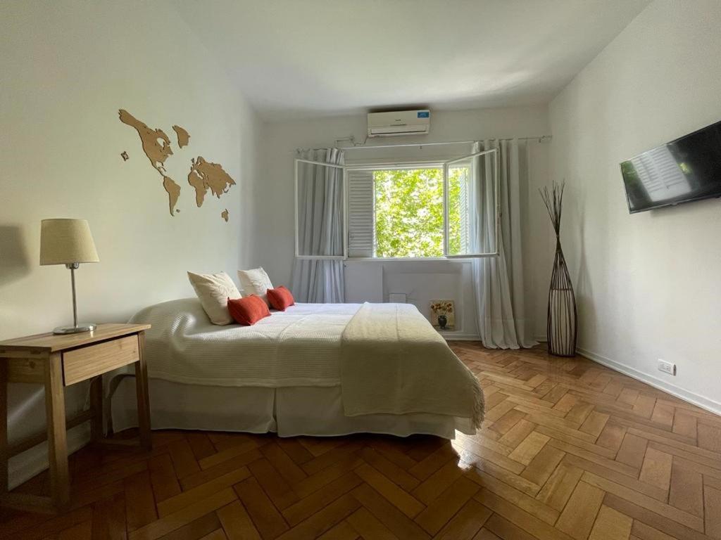 Un dormitorio con una cama grande y una ventana en Departamento en pleno Recoleta en Buenos Aires