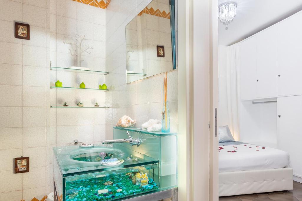 łazienka z akwarium i umywalką w obiekcie Cagliari Centro Città Rooms w Cagliari