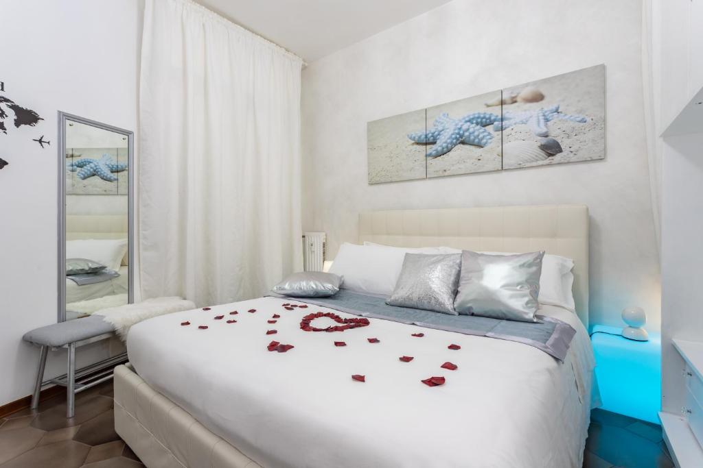 Łóżko lub łóżka w pokoju w obiekcie Cagliari Centro Città Rooms