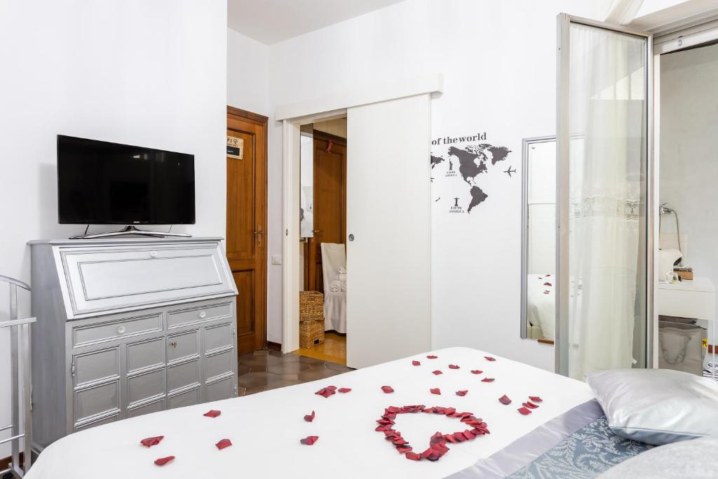 Łóżko lub łóżka w pokoju w obiekcie Cagliari Centro Città Rooms