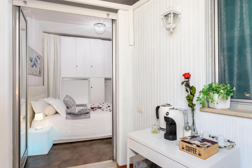 Łóżko lub łóżka w pokoju w obiekcie Cagliari Centro Città Rooms