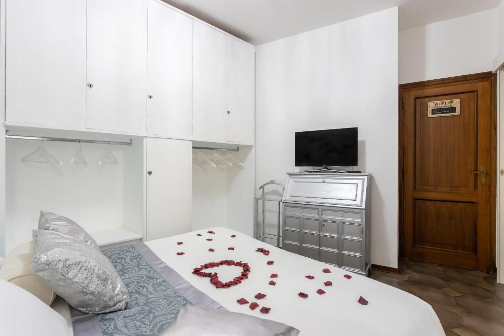 Łóżko lub łóżka w pokoju w obiekcie Cagliari Centro Città Rooms