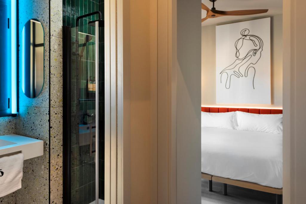 A bathroom at Coeo Peña Design Apartments