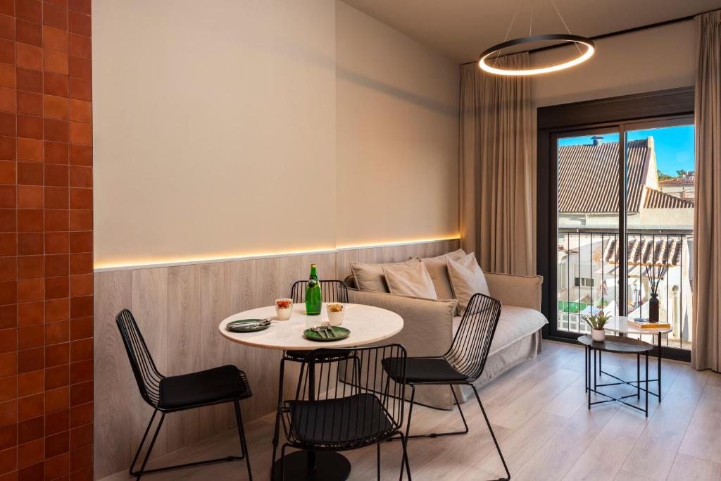 A seating area at Coeo Peña Design Apartments