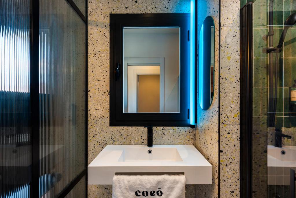 A bathroom at Coeo Peña Design Apartments