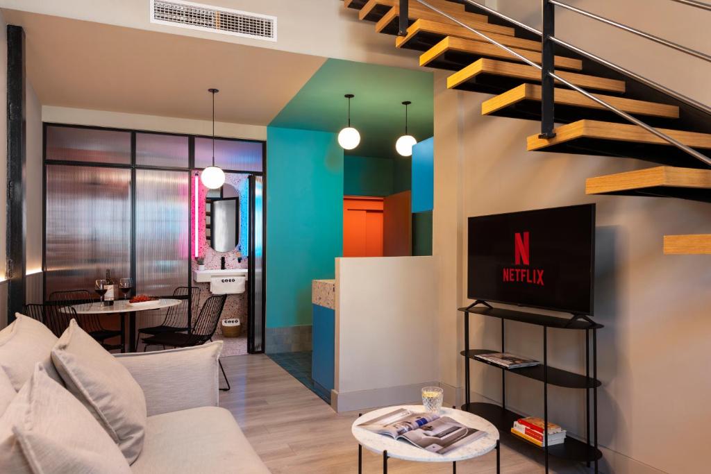 A television and/or entertainment centre at Coeo Peña Design Apartments