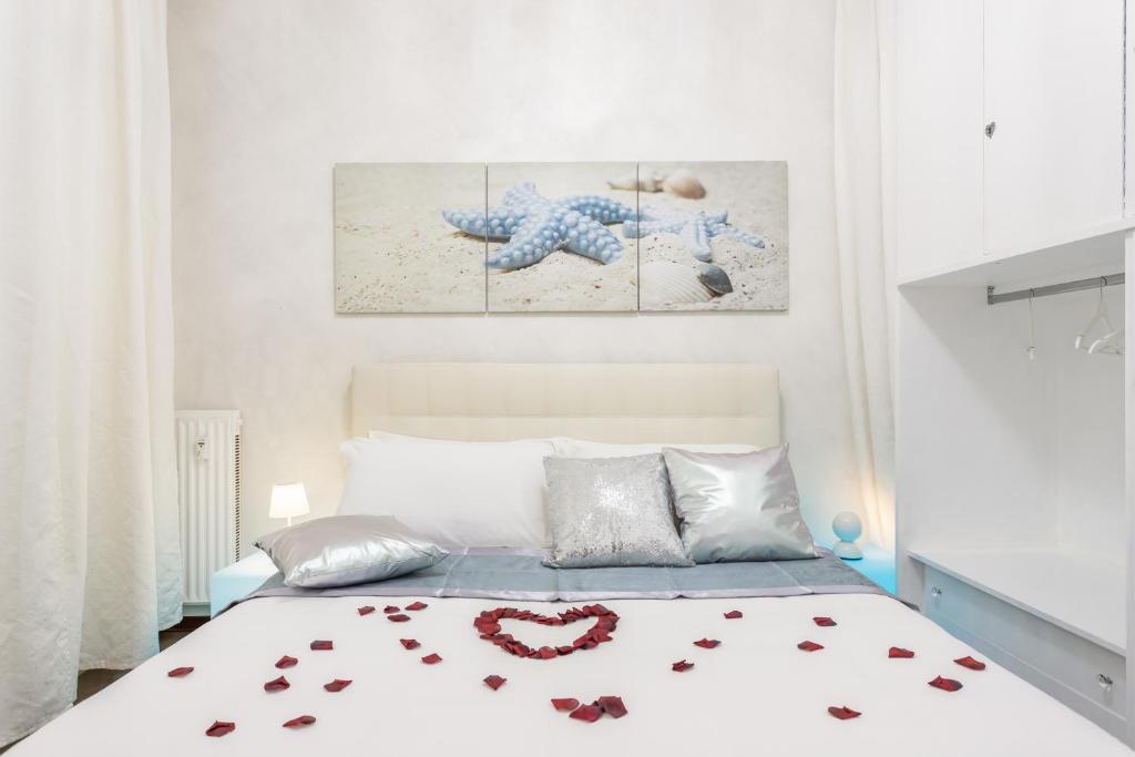 Łóżko lub łóżka w pokoju w obiekcie Cagliari Centro Città Rooms