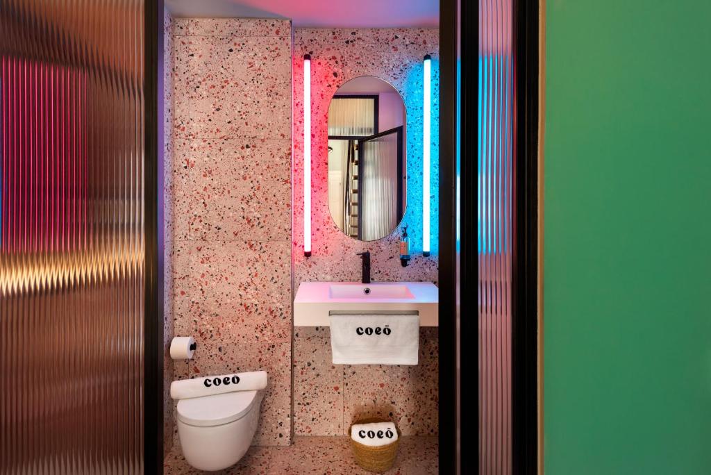 A bathroom at Coeo Peña Design Apartments