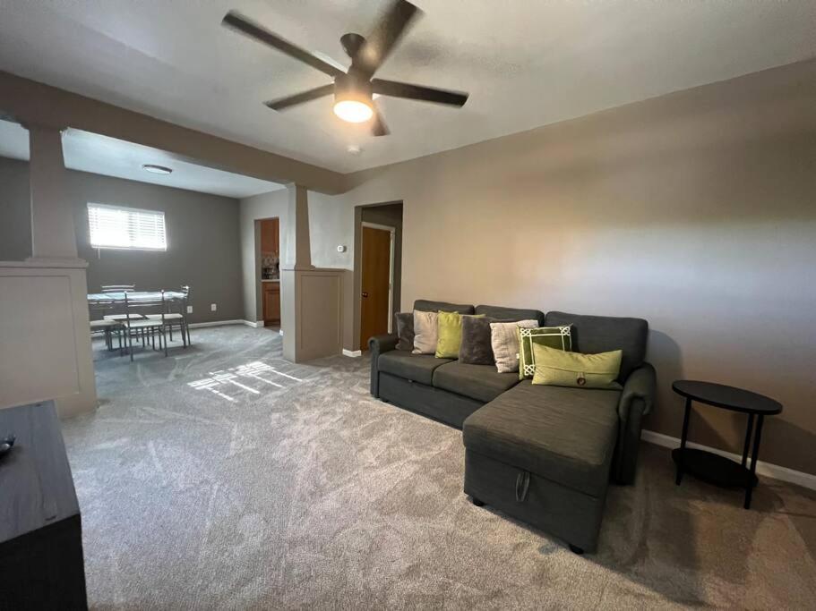 sala de estar con sofá y ventilador de techo en Restful single bedroom getaway en Billings