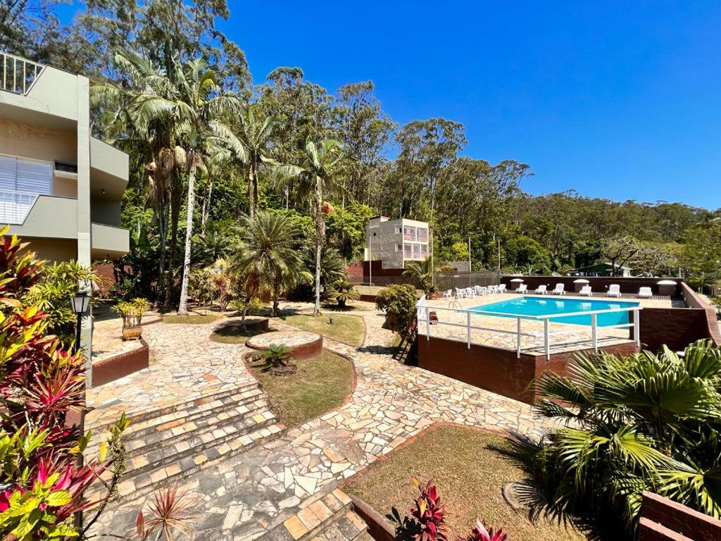um quintal com uma piscina e um edifício em Villagio Valentina em São Sebastião