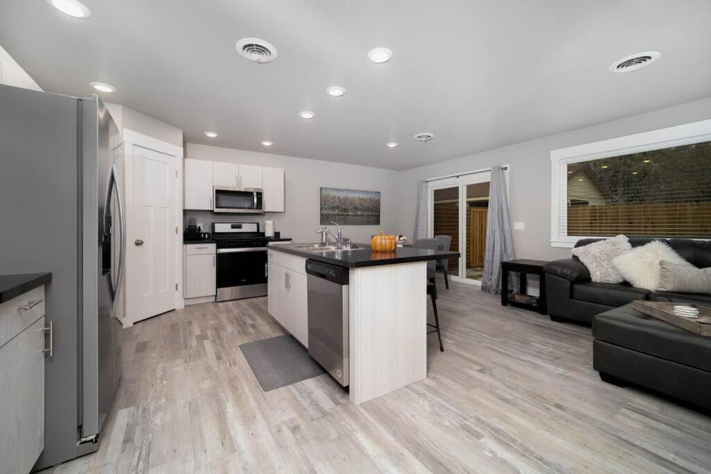 A kitchen or kitchenette at Delightful, new townhome downtown