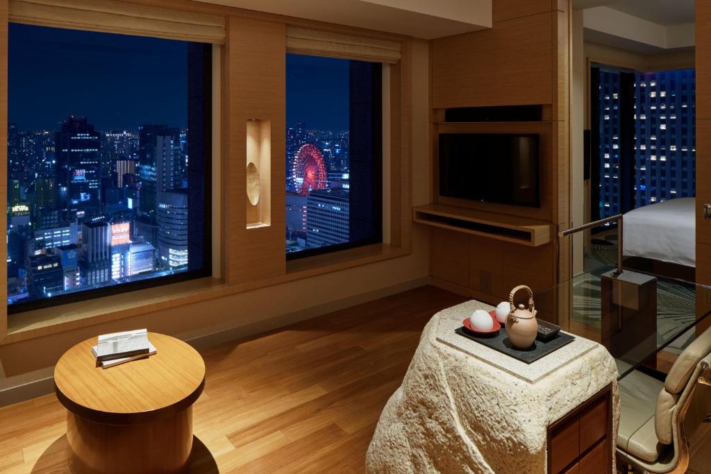 TV a/nebo společenská místnost v ubytování InterContinental Hotel Osaka by IHG