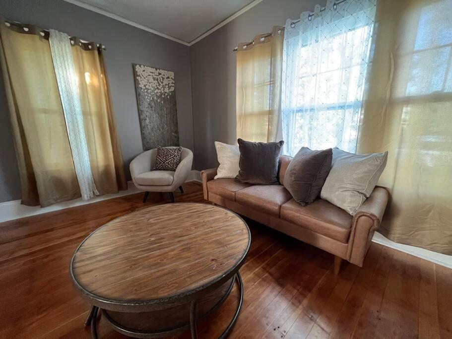 Posezení v ubytování Timelessly restored home - entirely yours to enjoy