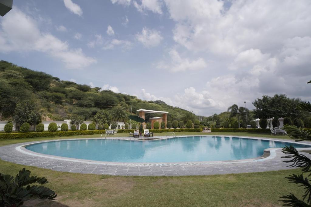 Bazén v ubytování Amar Bagh Resort nebo v jeho okolí