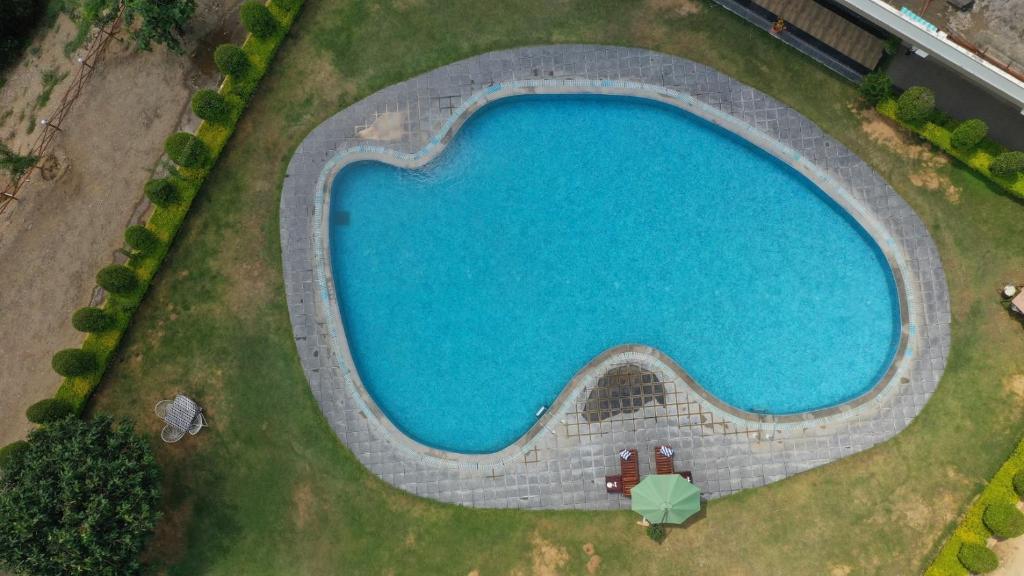 Bazén v ubytování Amar Bagh Resort nebo v jeho okolí