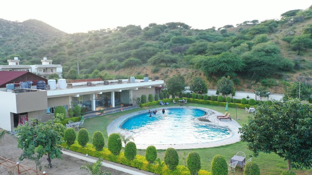 Bazén v ubytování Amar Bagh Resort nebo v jeho okolí