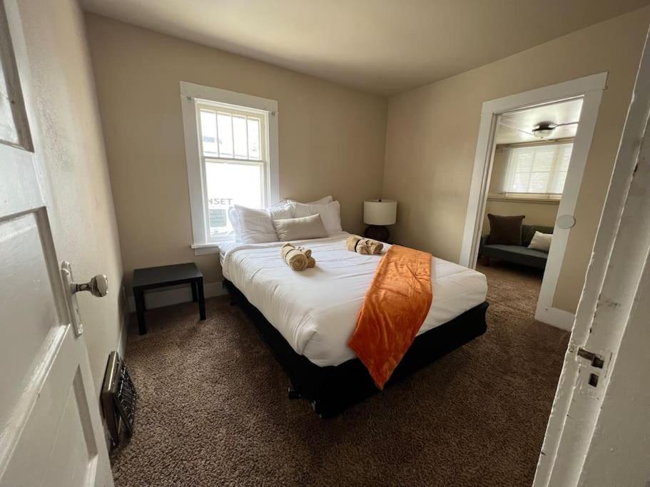 sypialnia z dużym łóżkiem z dwoma misiami w obiekcie Classic home on a quiet street w mieście Billings