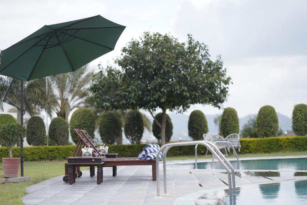 Bazén v ubytování Amar Bagh Resort nebo v jeho okolí