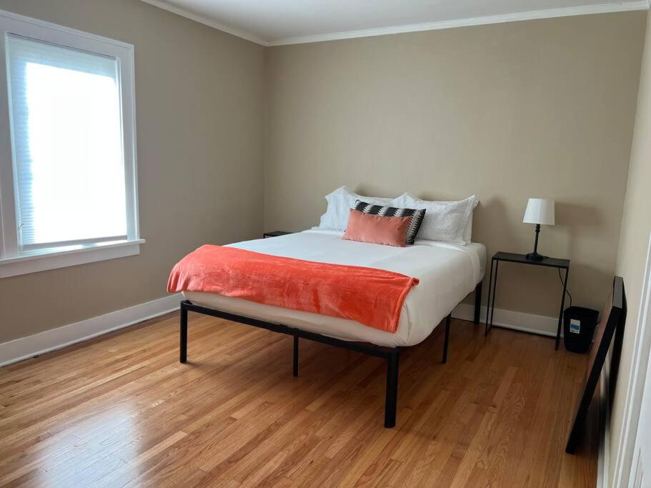 um quarto com uma cama com um cobertor vermelho em Freshly renovated home in a vintage neighborhood em Billings