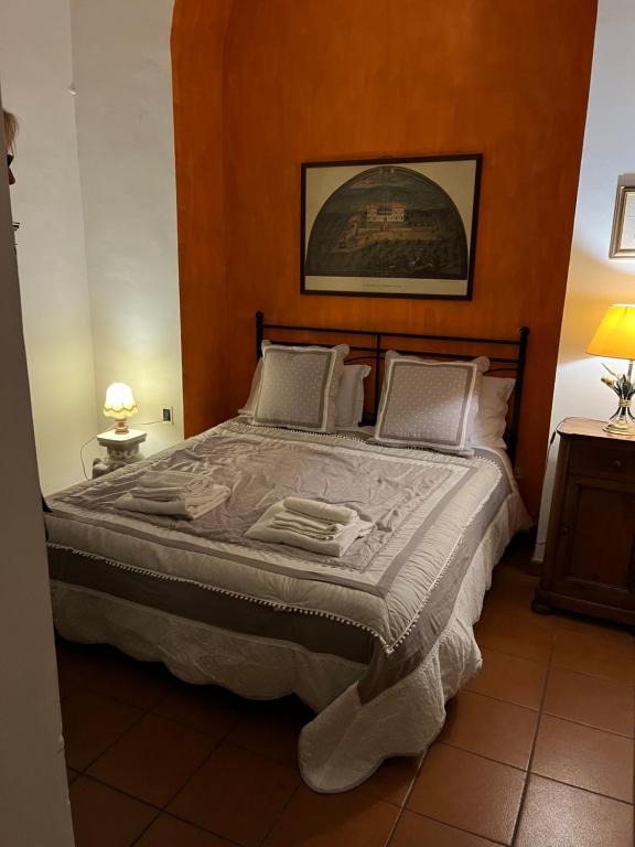 una camera con un grande letto con testiera in legno di Appartamento Duomo a Firenze