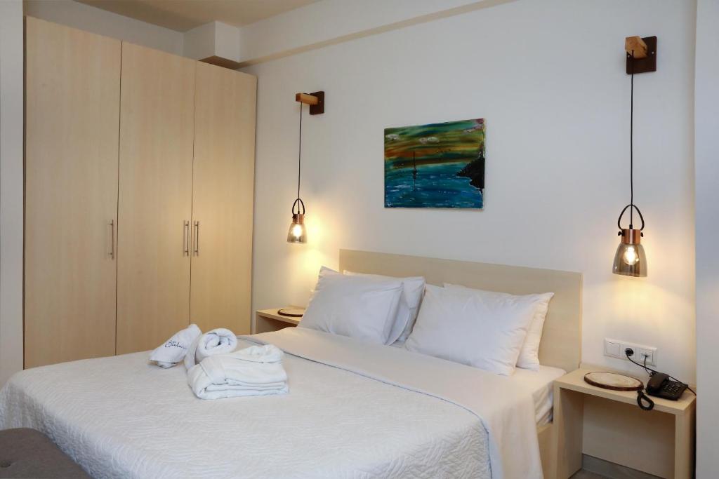Postel nebo postele na pokoji v ubytování Steleni Seaside Apartments