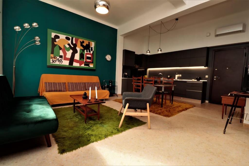 een woonkamer met een bank en een tafel bij Central studio in Monastiraki B in Athene