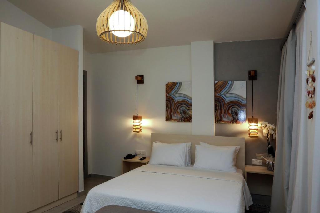 Postel nebo postele na pokoji v ubytování Steleni Seaside Apartments