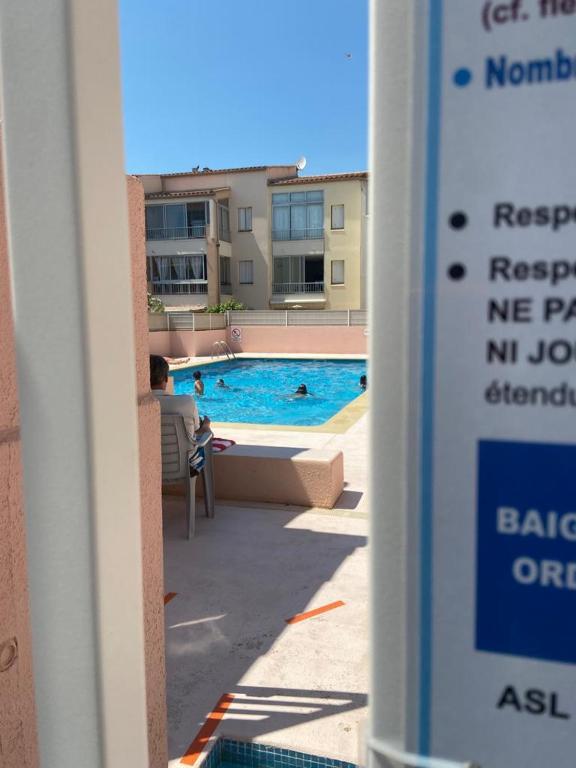 Bazén v ubytovaní Résidence ALOA - Cap d'Agde alebo v jeho blízkosti