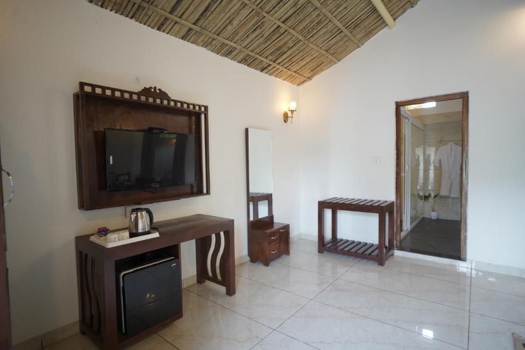TV a/nebo společenská místnost v ubytování Amar Bagh Resort