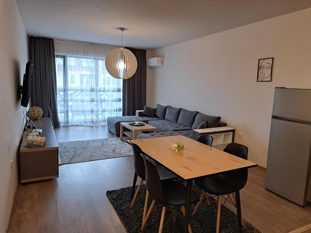 een woonkamer met een bank en een tafel bij City Apartments 2 in Pazardzhik