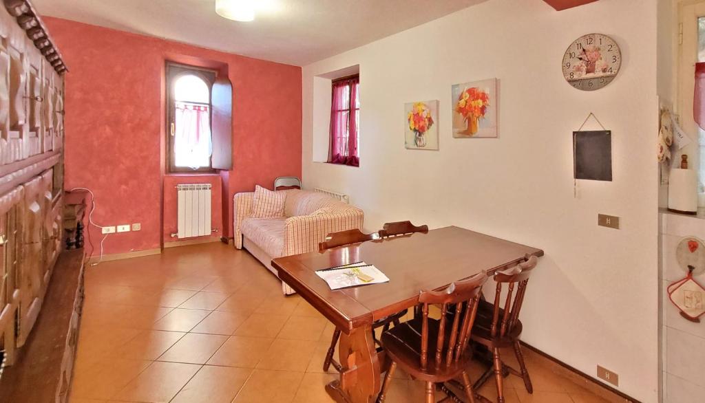 - un salon avec une table et un canapé dans l'établissement Authentic mountain house in Barzio center, à Barzio