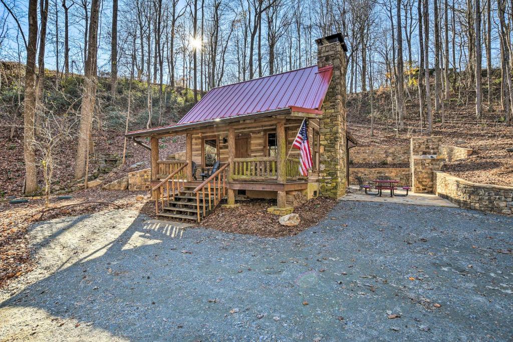 Luxe Saluda Cabin with Hiking on Over 6 Acres!, Saluda (updated prices
