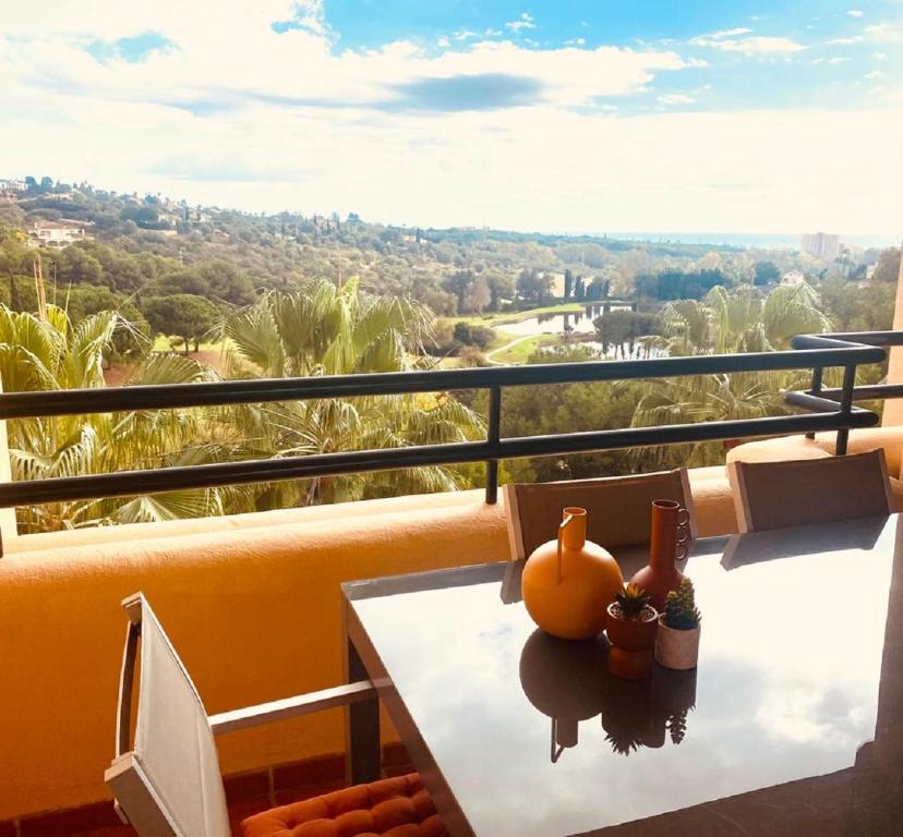 una mesa con una calabaza en el balcón en Elviria Apartment, en Marbella