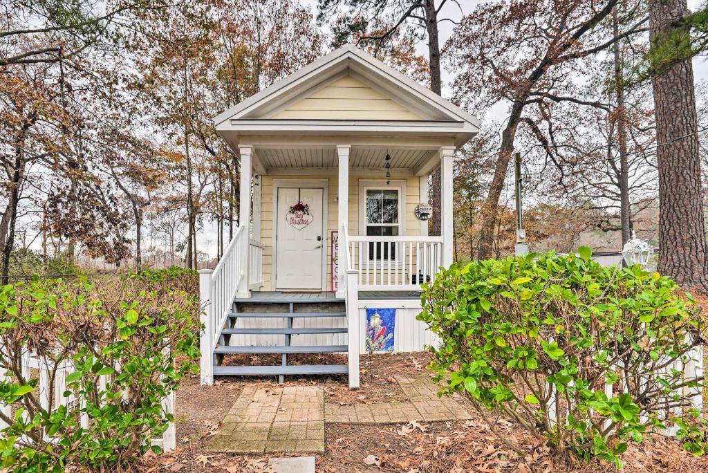 ein kleines gelbes Haus mit einer Veranda und einer Treppe in der Unterkunft Monroe Cottage Less Than 12 Mi to Downtown! in Monroe