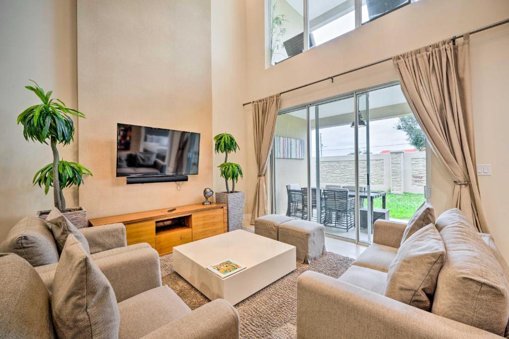 Kissimmee Townhome Less Than 2 Mi to Disney World!, Orlando (updated