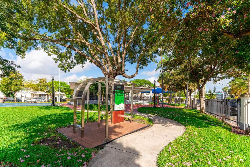 Ein Garten an der Unterkunft PRAIA Hotel Boutique &amp; Apartments Miami Beach