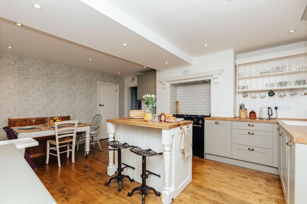 Foxcote Country 4 bed house, Rotherfield Peppard (updated prices 2024)