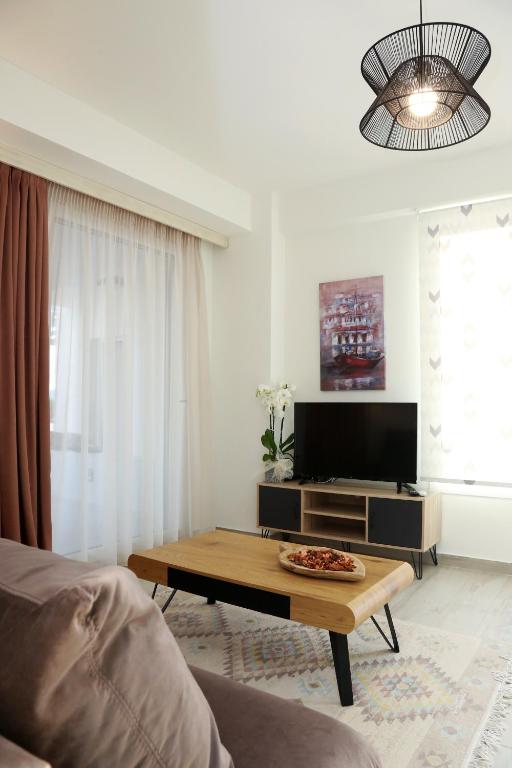 TV a/nebo společenská místnost v ubytování Steleni Seaside Apartments