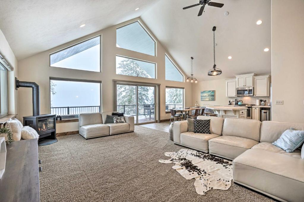 Χώρος καθιστικού στο Loon Lake Waterfront Retreat 2 Decks and Dock!